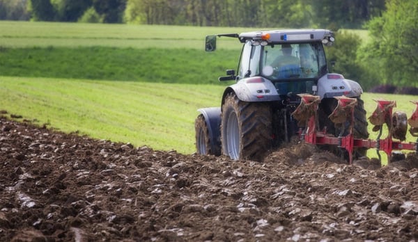 Trabajo del tractor en el campo