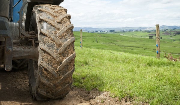 Qué nivel de desgaste indica que tengo que cambiar los neumáticos de mi tractor