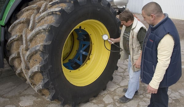 7 puntos esenciales para gestionar la presión de los neumáticos de mi tractor