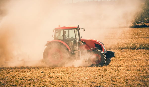 ¿Cuáles son las causas de rotación del neumático agrícola en la llanta?