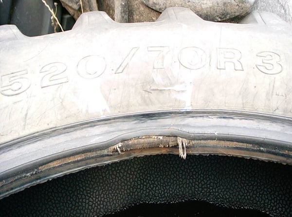Desgaste del talón debido a una rotación del neumático en la llanta