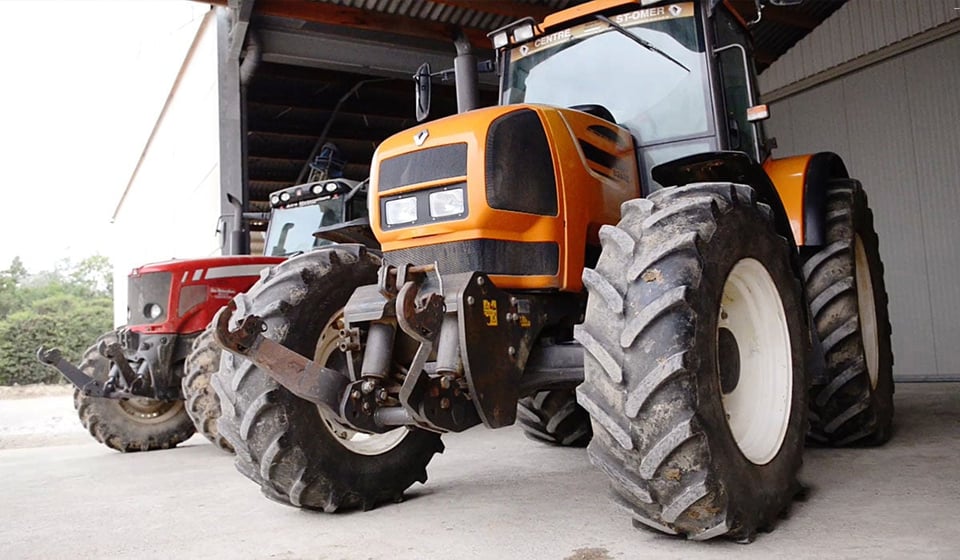 Tractor ARES equipado con neumáticos Performer 85