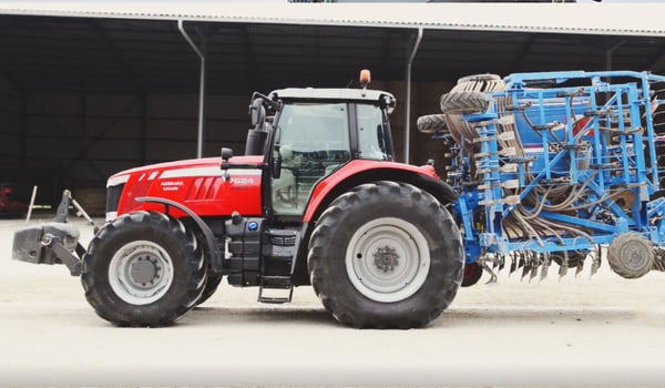 ¿Cómo afecta la transferencia de carga sobre los neumáticos traseros del tractor?