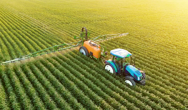 Neumático estrecho frente a neumático de tractor convencional para la pulverización