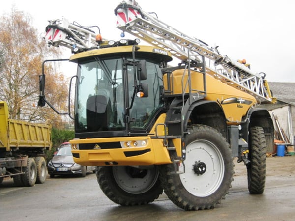 Tractor autopropulsado Rogator Challenger equipado con Firestone 380/105 R50