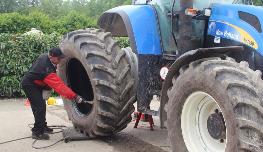 Dos Nuevos Neumáticos De Tractor De Jardín Para Montar Césped Cortadora