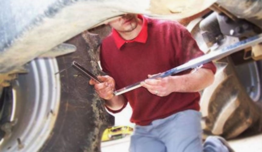 Comprobar el paralelismo de los neumáticos de tractor