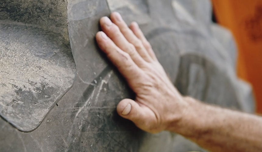 Comprobación periódica de los neumáticos de tractor