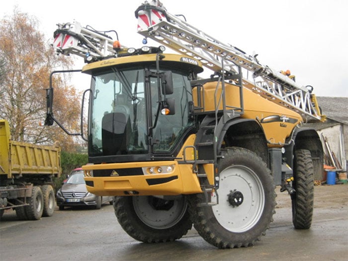 Pulverizador autopropulsado Rogator Challenger (cuba de 4.800 litros, barras de 30 metros) equipado con Performer 95 - Medidas 380/105R50