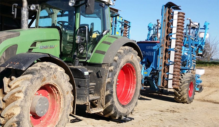 Tractor FENDT equipado con sembradora