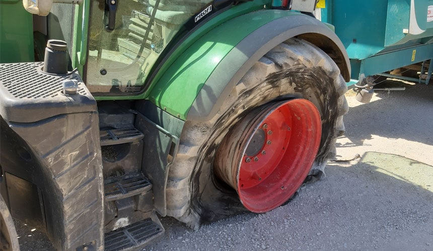 Pinchazo de un neumático agrícola cargado