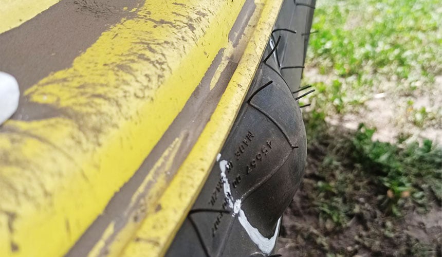 Hernia en el flanco del neumático demasiado cerca del talón, irreparable
