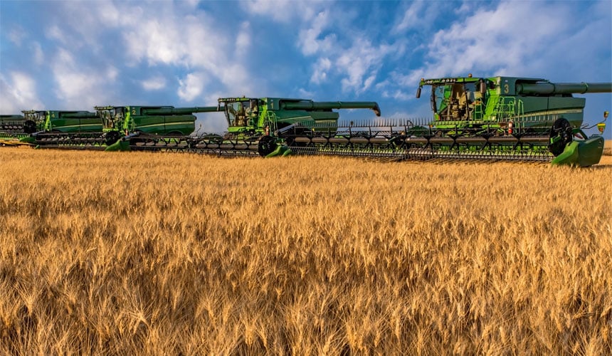 Cosechadoras equipadas con neumáticos 900 en las llanuras de Saskatchewan (Canadá)