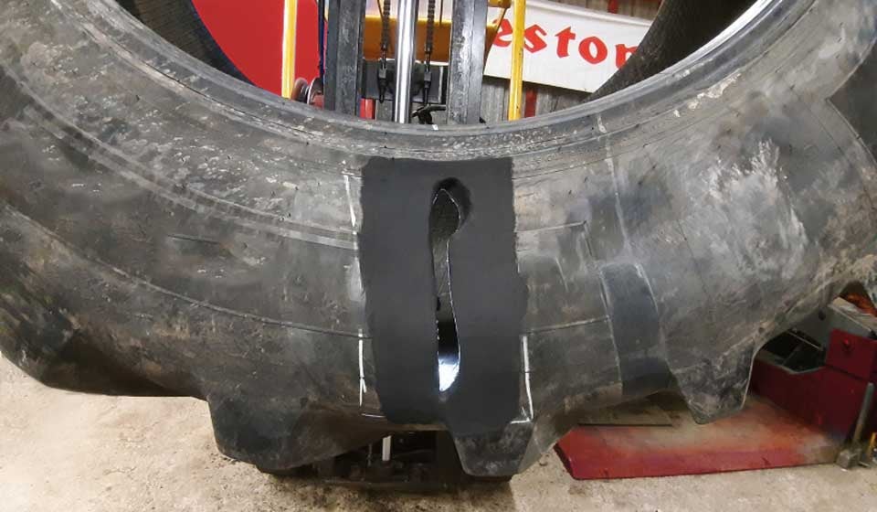 Reparación en caliente de un neumático de tractor