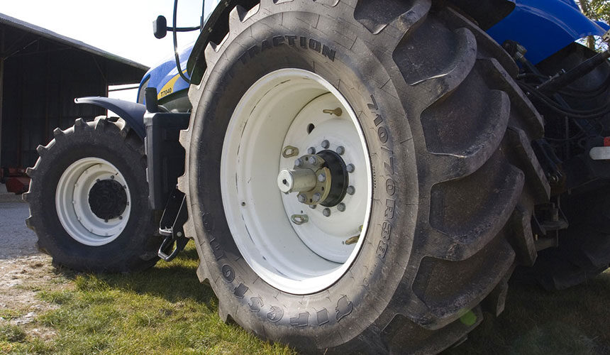 Montaje de neumáticos de gran tamaño 710/70 R 38