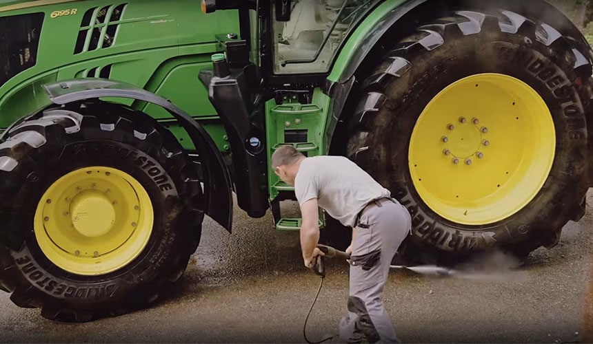 Limpieza de los neumáticos agrícolas antes del almacenamiento invernal