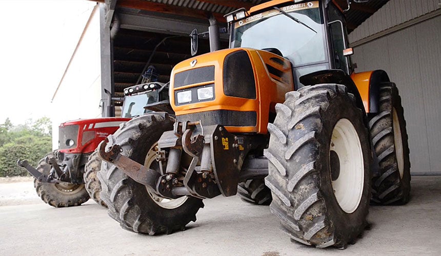 Almacenamiento del tractor en el interior sobre suelo plano y seco