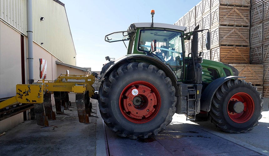 Fendt 939 equipado con un subsolador con lastrado de ruedas para obtener 10.460 kg en el eje trasero, necesario para obtener una fuerte tracción