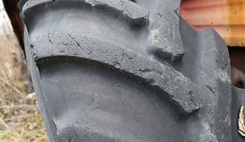 Barras de neumáticos recientes arañadas por sílex