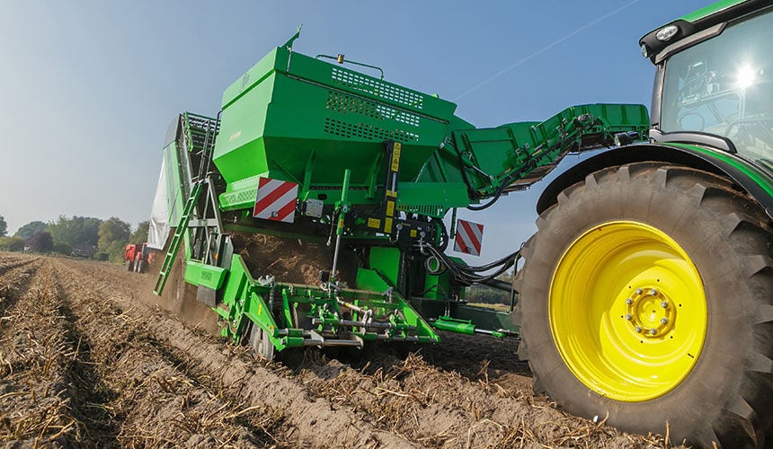 Arrancadora de patatas de tracción lateral para mantener tus neumáticos anchos y de baja presión en el tractor