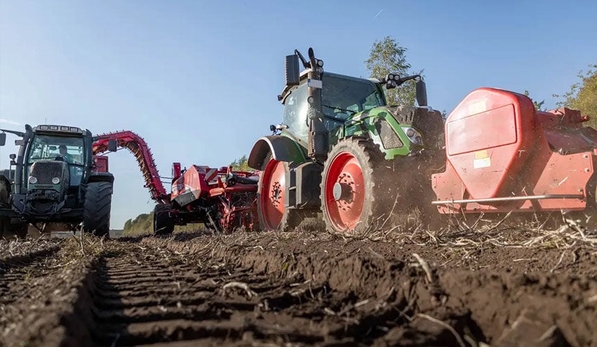 Tractor con neumáticos estrechos para una arrancadora de patatas arrastrada