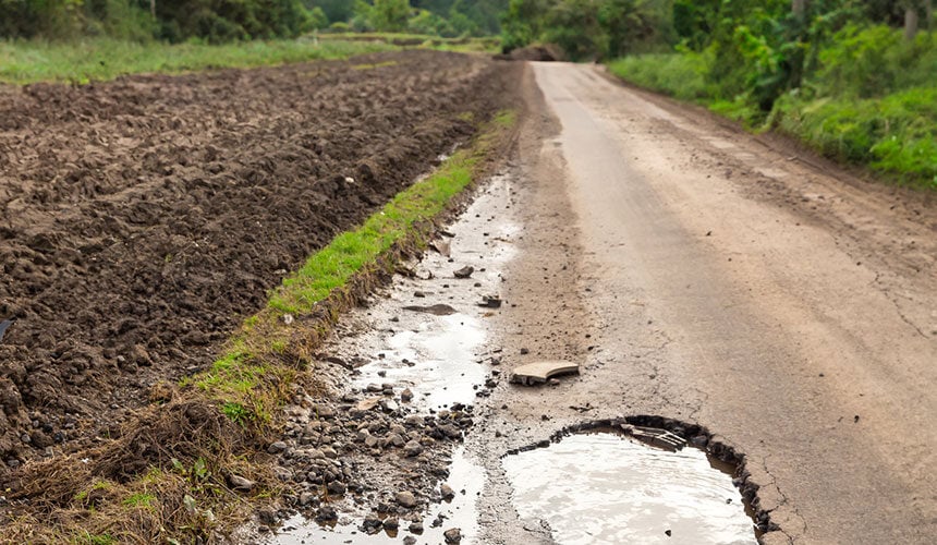 Las carreteras secundarias, utilizadas a menudo por los tractores, están menos bien cuidadas