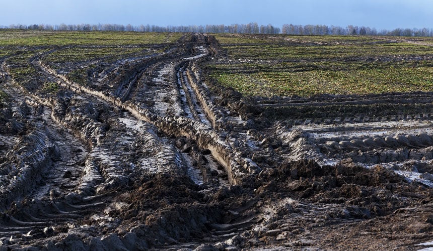 Degradación de las parcelas causada por el uso de neumáticos agrícolas inadecuados