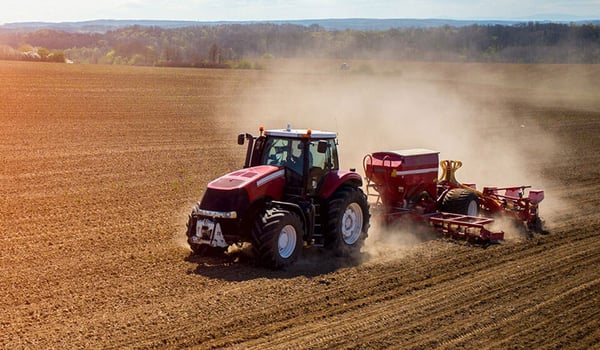 ¿Qué neumático agrícola optimiza mejor la relación peso-potencia?