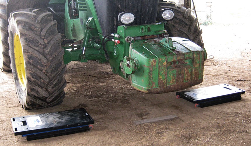Control del peso del tren delantero del tractor lastrado con su apero montado