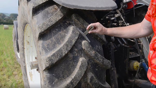 5 claves esenciales para gestionar mejor el desgaste de los neumáticos de mi tractor