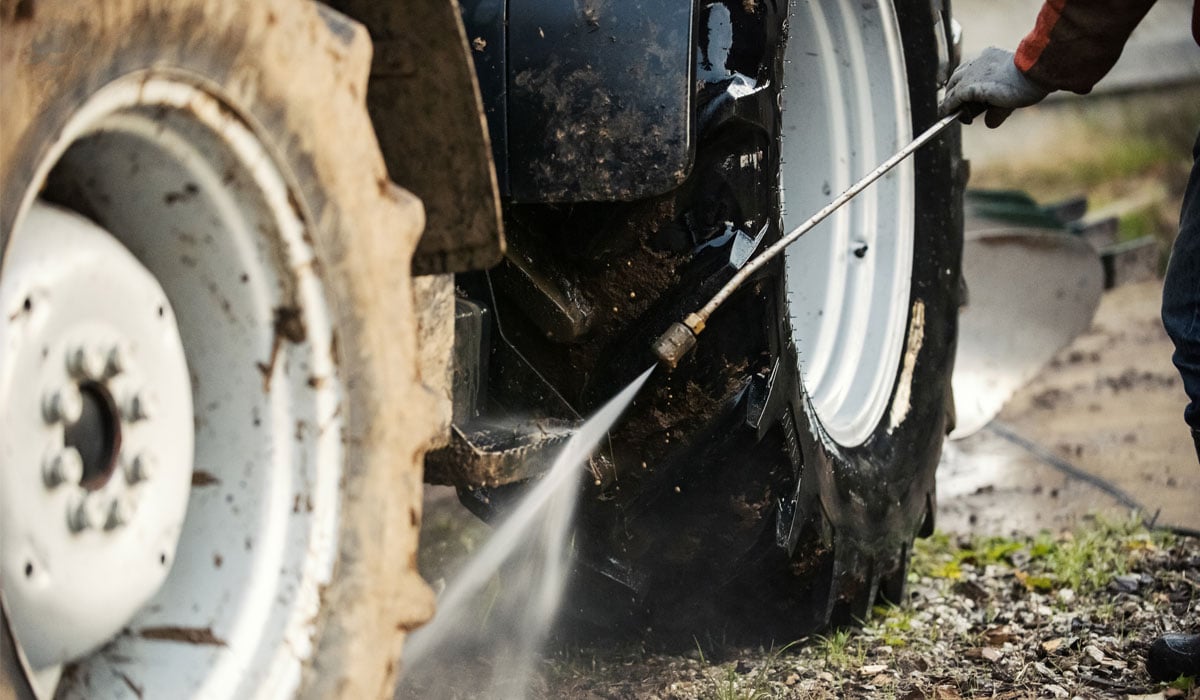 Limpieza de los neumáticos de tractor para un control más eficaz