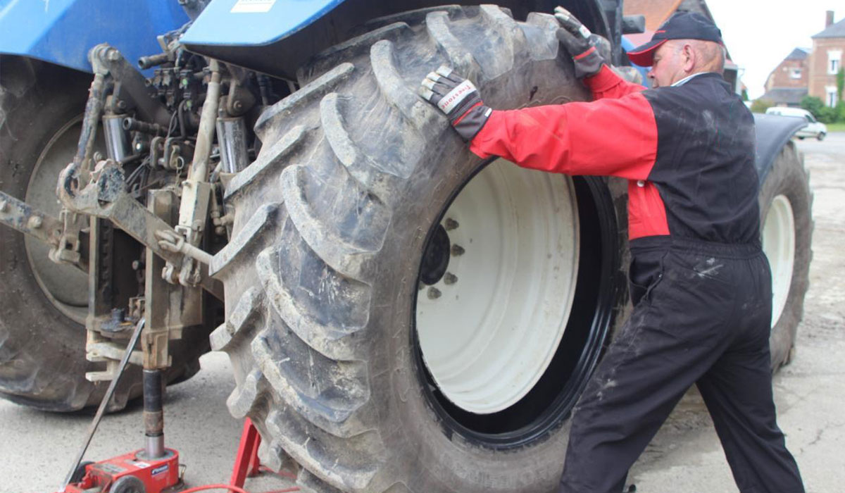 Montaje de los neumáticos de tractor