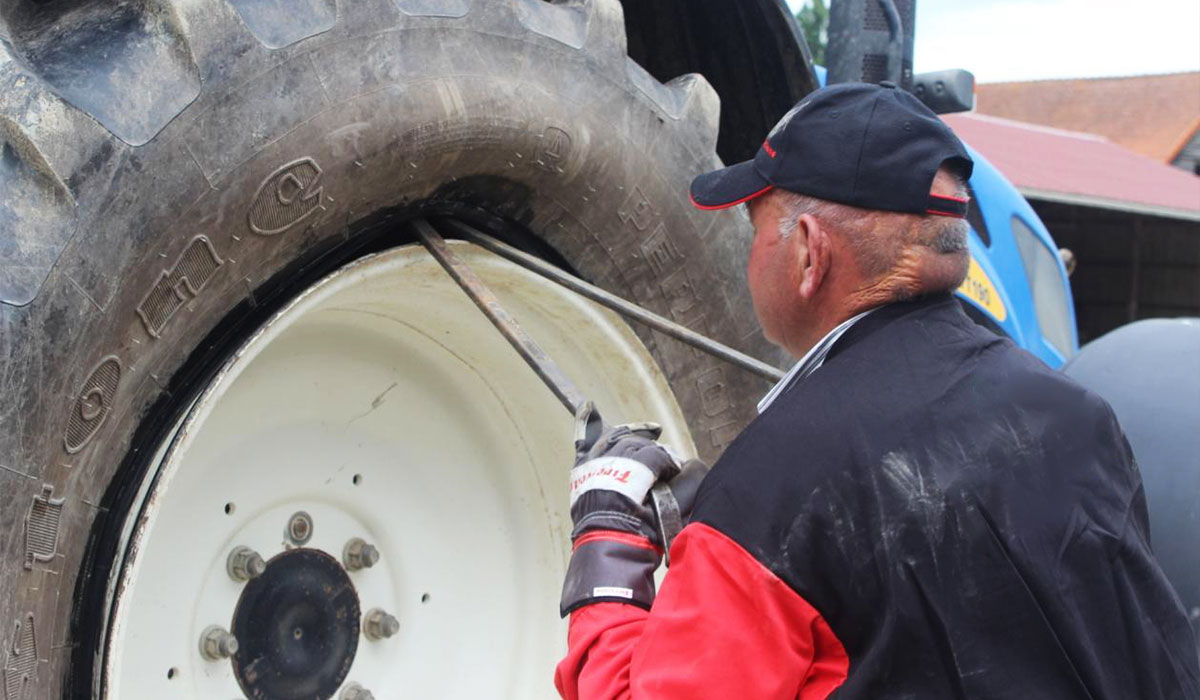Desmontaje de los neumáticos de tractor