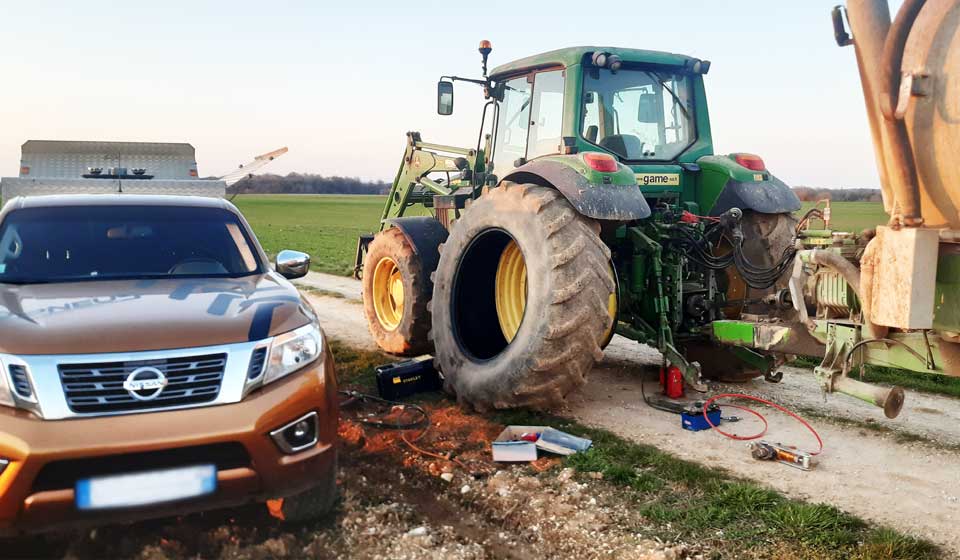 Reparación urgente de un neumático agrícola tras un pinchazo