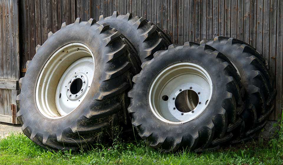 Almacenar mis neumáticos agrícolas en el exterior reduce su vida útil